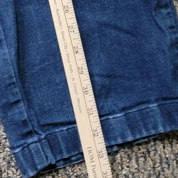 EUC LL Bean Classic Fit Plus Size Denim Capris Size 22W - Picture 11 of 15